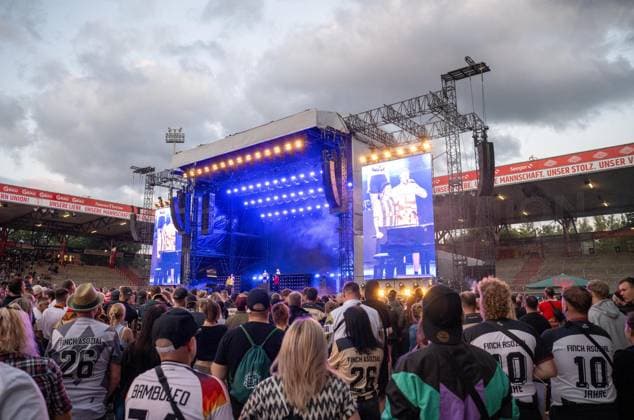 Fußballkultur, Saison 2026 2027, Das Konzert, Rapper Finch im Stadion An der Alten Försterei, Finchis Heimspiel, im Bild: Bühne und Fans, 03.07. 2026, *** Soccer Culture, 2026–2027 Season, The Concert, Rapper Finch at the An der Alten Försterei Stadium, Finch s Home Game, Pictured: Stage and Fans, July 3, 2026, Copyright: xMatthiasxKochx