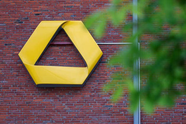 03.07.2026, Hamburg, Filiale mit Schriftzug Logo der Commerzbank. Die Bank steht vor einer Übernahme der Großbank Unicredit. Aktionäre entscheiden über das Übernahmeangebot der italienischen Aktiengesellschaft. Übernahmekampf Bankenübernahme Übernahmeangebot Hamburg Deutschland