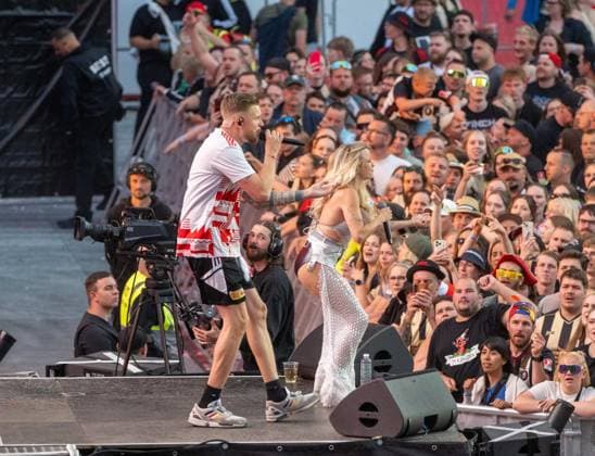 Fußballkultur, Saison 2026 2027, Das Konzert, Rapper Finch im Stadion An der Alten Försterei, Finchis Heimspiel, im Bild: Finch und Mia Julia, 03.07. 2026, *** Soccer Culture, 2026–2027 Season, The Concert, Rapper Finch at the An der Alten Försterei Stadium, Finch s Home Game, Pictured: Finch and Mia Julia, July 3, 2026, Copyright: xMatthiasxKochx