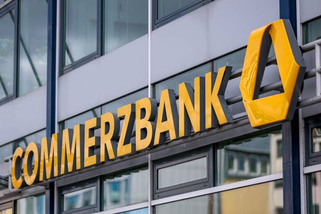03.07.2026, Hamburg, Filiale mit Schriftzug Logo der Commerzbank. Die Bank steht vor einer Übernahme der Großbank Unicredit. Aktionäre entscheiden über das Übernahmeangebot der italienischen Aktiengesellschaft. Übernahmekampf Bankenübernahme Übernahmeangebot Hamburg Deutschland