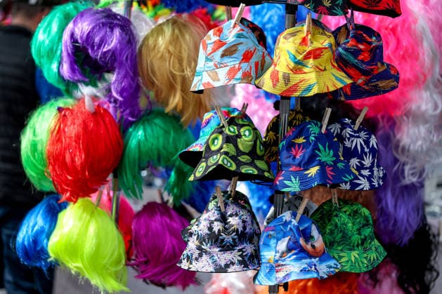 03.07.2026, Hamburg, Schlagermove Symbolbild Perücken und bunte Hüte für die tausenden Schlagerfans beim Festival in Hamburg. Hamburg Deutschland *** July 3, 2026, Hamburg, Schlagermove (stock photo): Wigs and colorful hats worn by thousands of Schlager fans at the festival in Hamburg, Hamburg, Germany