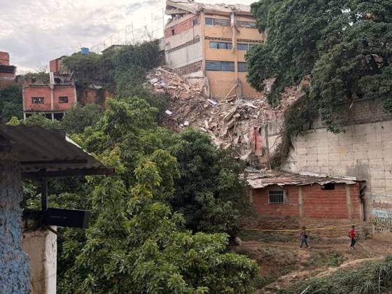 One person injured after partial collapse of school building in La Pastora, Venezuela CARACAS, VENEZUELA - JULY 3: A view of the collapse at San Judas Tadeo School, with cinder block and concrete walls that have fallen onto a hillside covered in vegetation in La Pastora, Caracas, Venezuela, on July 3, 2026. Debris and vegetation are intermingled at the site, and several neighboring houses can be seen nearby. In the background, a large telecommunications tower and the cloudy sky are visible. Part of the Agustiniano San Judas Tadeo School building, collapsed on the afternoon of Friday, nine days after the country was struck by a double earthquake. Although the building had been evacuated due to severe damage, one person was injured. Julio Urr  Copyright: x2026xAnadoluxJulioxUrribarrix