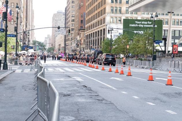 July 3, 2026, Bronx, New York, USA: Celebrity guests arrive at Taylor Swift and Travis Kelce s wedding event at Madison Square Garden in New York, NY on July 3, 2026 with tight security around and blocked streets with metal barricades, Heavy presence of hundreds of police officers, some with military style weapons. All guests arrive on foot or in black cars and checked by security before entering venue. Guests who were invited have and display special QR code for check. Bronx USA - ZUMAr339 20260703_znp_r339_037 Copyright: xLevxRadinx