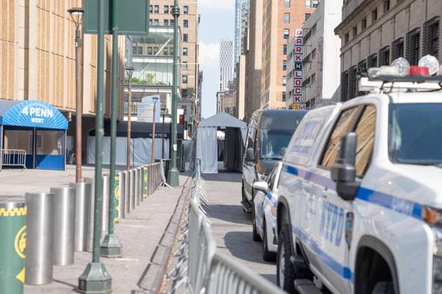 July 3, 2026, Bronx, New York, USA: Celebrity guests arrive at Taylor Swift and Travis Kelce s wedding event at Madison Square Garden in New York, NY on July 3, 2026 with tight security around and blocked streets with metal barricades, Heavy presence of hundreds of police officers, some with military style weapons. All guests arrive on foot or in black cars and checked by security before entering venue. Guests who were invited have and display special QR code for check. Bronx USA - ZUMAr339 20260703_znp_r339_042 Copyright: xLevxRadinx