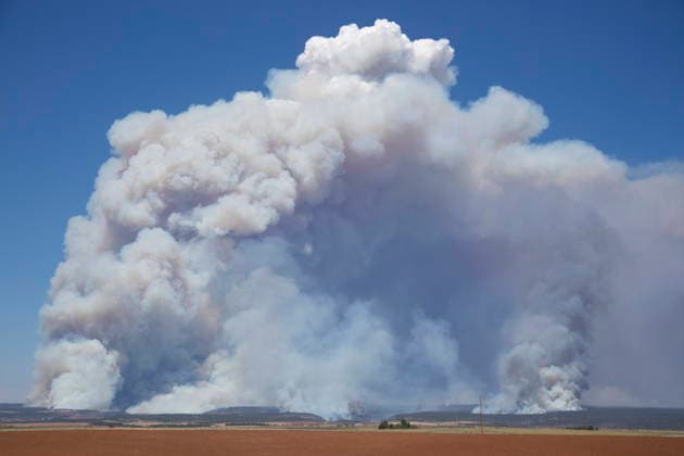 News Themen der Woche KW27 July 3, 2026, Dove Creek, Colorado, United States: July 3, 2026. The Ferris Fire which had burned more than 30,000 acres and was only 10% contained on Friday sends smoke billowing into the sky just East of Dove Creek in the Dolores River Canyon in Southwestern Colorado. The fire is a combination of the Ferris, Doe Canyon and Far Draw fires which were reported to be started by lightning strikes. Dove Creek United States - ZUMAl92_ 20260703_zaf_l92_003 Copyright: xRalphxLauerx
