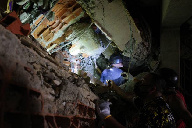 (260704) -- LA GUAIRA, July 4, 2026 -- Rescuers search for survivors among the rubble of a collapsed building destroyed in earthquakes in Caraballeda, La Guaira state, Venezuela, July 3, 2026. The death toll from the twin earthquakes that struck Venezuela on June 24 has risen to 2,645, and 12,666 people were injured, Venezuelan National Assembly President Jorge Rodriguez said on Friday. ) (SpotNews) VENEZUELA-LA GUAIRA-EARTHQUAKES-DEATH TOLL ZhuxYubo 