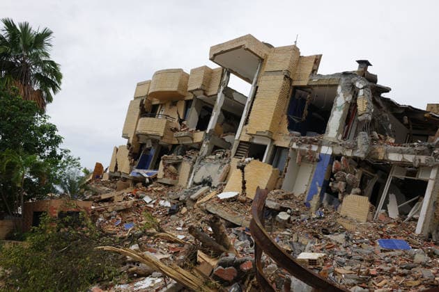 News Themen der Woche KW27 (260704) -- LA GUAIRA, July 4, 2026 -- This photo taken on July 3, 2026 shows the rubble of a collapsed building destroyed in earthquakes in Caraballeda, La Guaira state, Venezuela. The death toll from the twin earthquakes that struck Venezuela on June 24 has risen to 2,645, and 12,666 people were injured, Venezuelan National Assembly President Jorge Rodriguez said on Friday. ) (SpotNews) VENEZUELA-LA GUAIRA-EARTHQUAKES-DEATH TOLL ZhuxYubo 