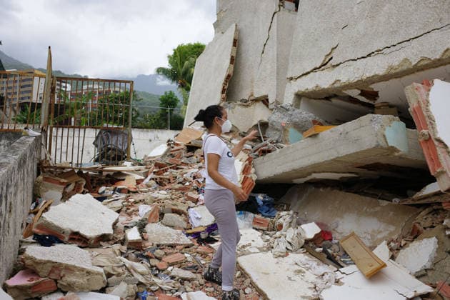 (260704) -- LA GUAIRA, July 4, 2026 -- A woman stands on the rubble of a collapsed building destroyed in earthquakes in Caraballeda, La Guaira state, Venezuela, July 3, 2026. The death toll from the twin earthquakes that struck Venezuela on June 24 has risen to 2,645, and 12,666 people were injured, Venezuelan National Assembly President Jorge Rodriguez said on Friday. ) (SpotNews) VENEZUELA-LA GUAIRA-EARTHQUAKES-DEATH TOLL ZhuxYubo 