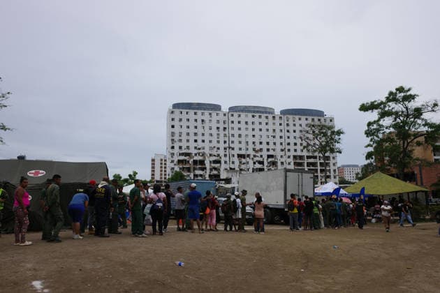 (260704) -- LA GUAIRA, July 4, 2026 -- People line up to receive food at a temporary resettlement site in Caraballeda, La Guaira state, Venezuela, July 3, 2026. The death toll from the twin earthquakes that struck Venezuela on June 24 has risen to 2,645, and 12,666 people were injured, Venezuelan National Assembly President Jorge Rodriguez said on Friday. ) (SpotNews) VENEZUELA-LA GUAIRA-EARTHQUAKES-DEATH TOLL ZhuxYubo 