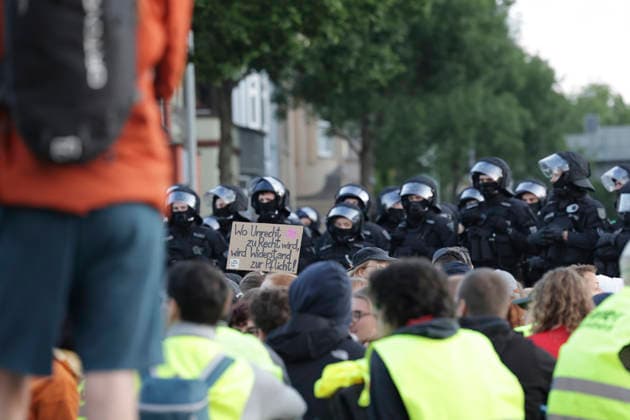 04.07.2026 Demonstration gegen den AFD-Parteitag in Erfurt Demonstranten blockieren die Zufahrt zur Messerhalle wo der AFD Parteitag stattfinden soll und werden von der Ppolizei eingekesselt. Erfurt Thürigen *** July 4, 2026: Protest against the AfD party convention in Erfurt. Protesters block the entrance to the Messerhalle, where the AfD party convention is scheduled to take place, and are surrounded by police. Erfurt, Thuringia