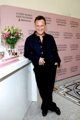 Guido Maria Kretschmer beim Photocall zur Vorstellung seiner neuen Kosmetiklinie für Rossmann im Rahmen der VIP Beauty & Fashion Lounge im Hotel de Rome. Berlin, 03.07.2026 *** Guido Maria Kretschmer at the photo call to unveil his new cosmetics line for Rossmann as part of the VIP Beauty Fashion Lounge at the Hotel de Rome in Berlin, July 3, 2026 Foto:xA.xBuggex xFuturexImagex kretschmer_6701