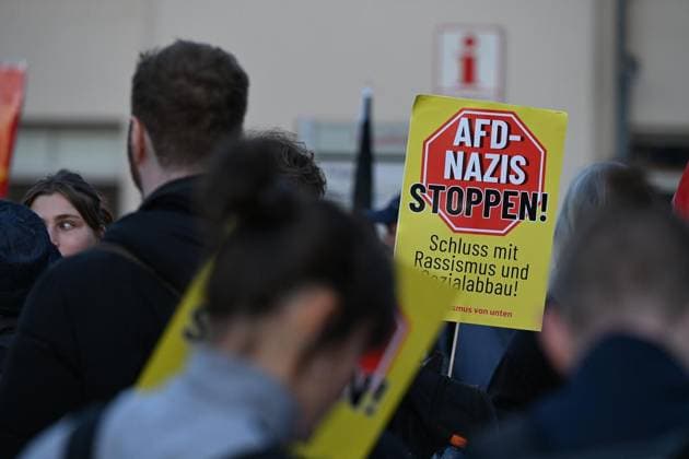 Protestaktionen gegen den AfD Parteitag in Erfurt ** NUR FÜR REDAKTIONELLE ZWECKE ** EDITORIAL USE ONLY **<p>Zum AfD-Parteitag am 04. Juli 2026 auf der Erfurter Messe haben mehrere Bündnisse zu Protestaktionen und Demonstrationen aufgerufen. Erste Demonstranten am Erfurter Hauptbahnhof < p> Gesellschaft Deutschland Thüringen Erfurt Copyright: MarcoxSchmidt *** Protests Against the AfD Party Convention in Erfurt ** FOR EDITORIAL USE ONLY ** EDITORIAL USE ONLY ** p Several coalitions have called for protests and demonstrations in connection with the AfD party convention on July 4, 2026, at the Erfurt Trade Fair. First demonstrators at Erfurt Central Station p Society Germany Thuringia Erfurt Copyright MarcoxSchmidt Copyright: MarcoxSchmidt doc86kd2z5tlrd199ibam9n ,EDITORIAL USE ONLY