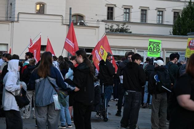 Protestaktionen gegen den AfD Parteitag in Erfurt ** NUR FÜR REDAKTIONELLE ZWECKE ** EDITORIAL USE ONLY **<p>Zum AfD-Parteitag am 04. Juli 2026 auf der Erfurter Messe haben mehrere Bündnisse zu Protestaktionen und Demonstrationen aufgerufen. Erste Demonstranten am Erfurter Hauptbahnhof < p> Gesellschaft Deutschland Thüringen Erfurt Copyright: MarcoxSchmidt *** Protests Against the AfD Party Convention in Erfurt ** FOR EDITORIAL USE ONLY ** EDITORIAL USE ONLY ** p Several coalitions have called for protests and demonstrations in connection with the AfD party convention on July 4, 2026, at the Erfurt Trade Fair. First demonstrators at Erfurt Central Station p Society Germany Thuringia Erfurt Copyright MarcoxSchmidt Copyright: MarcoxSchmidt doc86kd2zirpg41fiw3a107z ,EDITORIAL USE ONLY