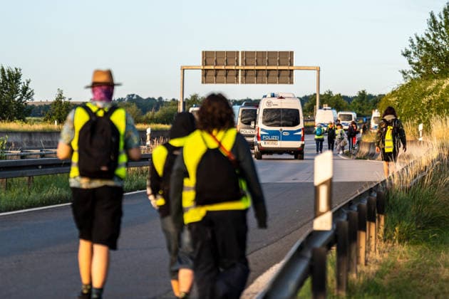 fD Erfurt Laufende Berichterstattung zum AfD-Bundesparteitag in Erfurt Gegenproteste angekündigt Tausende Polizisten im Einsatz Am 4. und 5. Juli 2026 trifft sich die AfD zum 17. Bundesparteitag in Erfurt. Die Veranstaltung findet in der Messehalle 1 der Messe Erfurt statt. Im Fokus steht die turnusgemäße Wahl des Bundesvorstands. Ein breites Bündnis aus Gewerkschaften, Kirchen, Wohlfahrtsverbänden und Parteien (SPD, Grüne, Linke) mobilisiert gegen die Veranstaltung. Es werden zwischen 35.000 und 50.000 Gegendemonstranten in der Stadt erwartet. Das Aktionsbündnis Widersetzen plant gezielte, gewaltfreie Sitzblockaden an den Zufahrtswegen zur Messe, um den Ablauf des Parteitags aktiv zu stören und zu verzögern. Die T