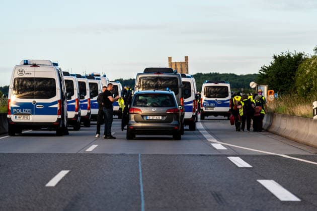 fD Erfurt Laufende Berichterstattung zum AfD-Bundesparteitag in Erfurt Gegenproteste angekündigt Tausende Polizisten im Einsatz Am 4. und 5. Juli 2026 trifft sich die AfD zum 17. Bundesparteitag in Erfurt. Die Veranstaltung findet in der Messehalle 1 der Messe Erfurt statt. Im Fokus steht die turnusgemäße Wahl des Bundesvorstands. Ein breites Bündnis aus Gewerkschaften, Kirchen, Wohlfahrtsverbänden und Parteien (SPD, Grüne, Linke) mobilisiert gegen die Veranstaltung. Es werden zwischen 35.000 und 50.000 Gegendemonstranten in der Stadt erwartet. Das Aktionsbündnis Widersetzen plant gezielte, gewaltfreie Sitzblockaden an den Zufahrtswegen zur Messe, um den Ablauf des Parteitags aktiv zu stören und zu verzögern. Die T