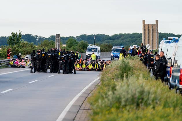 fD Erfurt Laufende Berichterstattung zum AfD-Bundesparteitag in Erfurt Gegenproteste angekündigt Tausende Polizisten im Einsatz Am 4. und 5. Juli 2026 trifft sich die AfD zum 17. Bundesparteitag in Erfurt. Die Veranstaltung findet in der Messehalle 1 der Messe Erfurt statt. Im Fokus steht die turnusgemäße Wahl des Bundesvorstands. Ein breites Bündnis aus Gewerkschaften, Kirchen, Wohlfahrtsverbänden und Parteien (SPD, Grüne, Linke) mobilisiert gegen die Veranstaltung. Es werden zwischen 35.000 und 50.000 Gegendemonstranten in der Stadt erwartet. Das Aktionsbündnis Widersetzen plant gezielte, gewaltfreie Sitzblockaden an den Zufahrtswegen zur Messe, um den Ablauf des Parteitags aktiv zu stören und zu verzögern. Die T