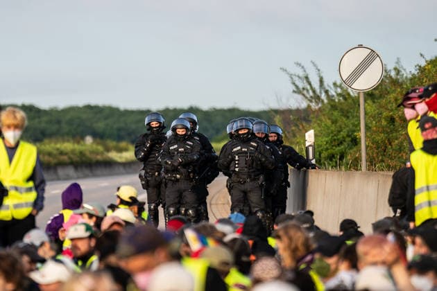 fD Erfurt Laufende Berichterstattung zum AfD-Bundesparteitag in Erfurt Gegenproteste angekündigt Tausende Polizisten im Einsatz Am 4. und 5. Juli 2026 trifft sich die AfD zum 17. Bundesparteitag in Erfurt. Die Veranstaltung findet in der Messehalle 1 der Messe Erfurt statt. Im Fokus steht die turnusgemäße Wahl des Bundesvorstands. Ein breites Bündnis aus Gewerkschaften, Kirchen, Wohlfahrtsverbänden und Parteien (SPD, Grüne, Linke) mobilisiert gegen die Veranstaltung. Es werden zwischen 35.000 und 50.000 Gegendemonstranten in der Stadt erwartet. Das Aktionsbündnis Widersetzen plant gezielte, gewaltfreie Sitzblockaden an den Zufahrtswegen zur Messe, um den Ablauf des Parteitags aktiv zu stören und zu verzögern. Die T