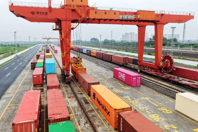 YANGZHOU, CHINA - JULY 04: A freight train loads containers at the Jiangdu railway dedicated line logistics base on July 4, 2026 in Yangzhou, Jiangsu Province of China. China s state railway completed a freight volume of over 2 billion tons in the first half of 2026.  Copyright: xVCGx 111652158883