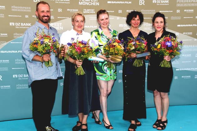 Preistraeger Christoph Otto Bester Nachwuchs Produzent Susanne Heinrich Beste Nachwuchs Autorin Ricarda Seifried Beste Nachwuchsschauspielerin Ella Cieslinski Nina Wesemann Beste Nachwuchs Regisseurinnen Muenchen 04.07.2026 Hochschule fuer Fernsehen und Film 43 Filmfest Muenchen Foerderpreis Neues Deutsches Kino Bernd-Eichinger-Platz Foto Muenchen *** Award Winners: Christoph Otto, Best Emerging Producer; Susanne Heinrich, Best Emerging Screenwriter; Ricarda Seifried, Best Emerging Actress; Ella Cieslinski and Nina Wesemann, Best Emerging Female Directors; Munich, July 4, 2026; University of Television and Film; 43rd Munich Film Festival; Support Award New German Cinema Bernd Eichinger Square Photo Munich