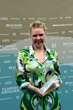 Ricarda Seifried Beste Nachwuchsschauspielerin Muenchen 04.07.2026 Hochschule fuer Fernsehen und Film 43 Filmfest Muenchen Foerderpreis Neues Deutsches Kino Bernd-Eichinger-Platz Foto Muenchen *** Ricarda Seifried Best Young Actress Munich July 4, 2026 University of Television and Film 43rd Munich Film Festival New German Cinema Support Award Bernd Eichinger Square Photo Munich