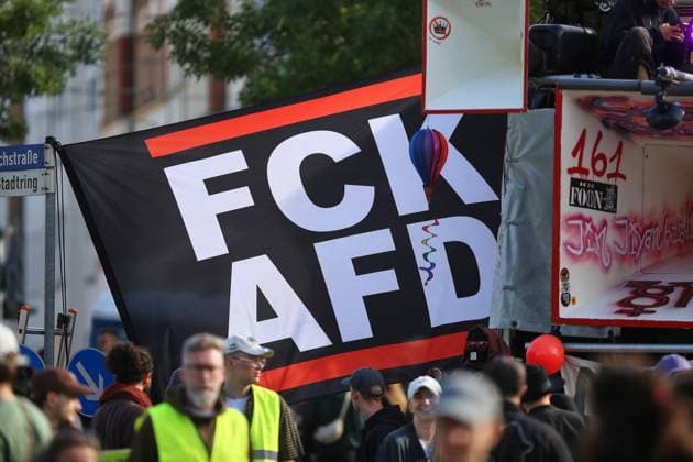 Erfurt, Thüringen, Deutschland, 04.07.2026: AfD-Bundesparteitag: Demonstranten in der Stadt haben eine Fahne mit der Schrift FCK AFD *** Erfurt, Thuringia, Germany, July 4, 2026: AfD National Party Convention; protesters in the city are carrying a flag bearing the words FCK AFD Copyright: xdtsxNachrichtenagenturx dts_126269