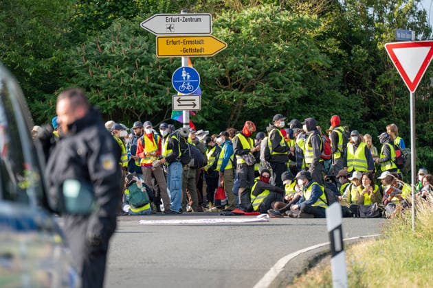 fD Erfurt Laufende Berichterstattung zum AfD-Bundesparteitag in Erfurt Gegenproteste angekündigt Tausende Polizisten im Einsatz Am 4. und 5. Juli 2026 trifft sich die AfD zum 17. Bundesparteitag in Erfurt. Die Veranstaltung findet in der Messehalle 1 der Messe Erfurt statt. Im Fokus steht die turnusgemäße Wahl des Bundesvorstands. Ein breites Bündnis aus Gewerkschaften, Kirchen, Wohlfahrtsverbänden und Parteien (SPD, Grüne, Linke) mobilisiert gegen die Veranstaltung. Es werden zwischen 35.000 und 50.000 Gegendemonstranten in der Stadt erwartet. Das Aktionsbündnis Widersetzen plant gezielte, gewaltfreie Sitzblockaden an den Zufahrtswegen zur Messe, um den Ablauf des Parteitags aktiv zu stören und zu verzögern. Die T