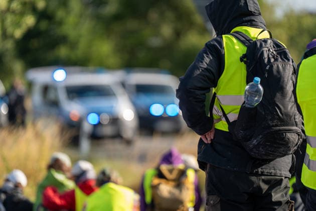 fD Erfurt Laufende Berichterstattung zum AfD-Bundesparteitag in Erfurt Gegenproteste angekündigt Tausende Polizisten im Einsatz Am 4. und 5. Juli 2026 trifft sich die AfD zum 17. Bundesparteitag in Erfurt. Die Veranstaltung findet in der Messehalle 1 der Messe Erfurt statt. Im Fokus steht die turnusgemäße Wahl des Bundesvorstands. Ein breites Bündnis aus Gewerkschaften, Kirchen, Wohlfahrtsverbänden und Parteien (SPD, Grüne, Linke) mobilisiert gegen die Veranstaltung. Es werden zwischen 35.000 und 50.000 Gegendemonstranten in der Stadt erwartet. Das Aktionsbündnis Widersetzen plant gezielte, gewaltfreie Sitzblockaden an den Zufahrtswegen zur Messe, um den Ablauf des Parteitags aktiv zu stören und zu verzögern. Die T