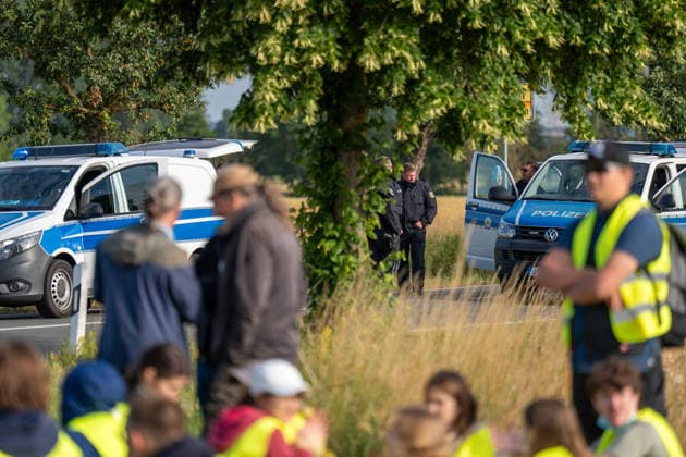 fD Erfurt Laufende Berichterstattung zum AfD-Bundesparteitag in Erfurt Gegenproteste angekündigt Tausende Polizisten im Einsatz Am 4. und 5. Juli 2026 trifft sich die AfD zum 17. Bundesparteitag in Erfurt. Die Veranstaltung findet in der Messehalle 1 der Messe Erfurt statt. Im Fokus steht die turnusgemäße Wahl des Bundesvorstands. Ein breites Bündnis aus Gewerkschaften, Kirchen, Wohlfahrtsverbänden und Parteien (SPD, Grüne, Linke) mobilisiert gegen die Veranstaltung. Es werden zwischen 35.000 und 50.000 Gegendemonstranten in der Stadt erwartet. Das Aktionsbündnis Widersetzen plant gezielte, gewaltfreie Sitzblockaden an den Zufahrtswegen zur Messe, um den Ablauf des Parteitags aktiv zu stören und zu verzögern. Die T