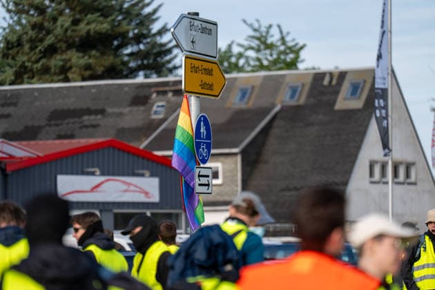 fD Erfurt Laufende Berichterstattung zum AfD-Bundesparteitag in Erfurt Gegenproteste angekündigt Tausende Polizisten im Einsatz Am 4. und 5. Juli 2026 trifft sich die AfD zum 17. Bundesparteitag in Erfurt. Die Veranstaltung findet in der Messehalle 1 der Messe Erfurt statt. Im Fokus steht die turnusgemäße Wahl des Bundesvorstands. Ein breites Bündnis aus Gewerkschaften, Kirchen, Wohlfahrtsverbänden und Parteien (SPD, Grüne, Linke) mobilisiert gegen die Veranstaltung. Es werden zwischen 35.000 und 50.000 Gegendemonstranten in der Stadt erwartet. Das Aktionsbündnis Widersetzen plant gezielte, gewaltfreie Sitzblockaden an den Zufahrtswegen zur Messe, um den Ablauf des Parteitags aktiv zu stören und zu verzögern. Die T