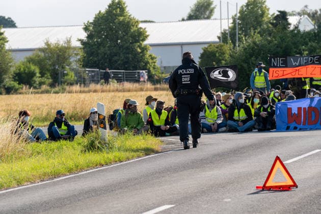 fD Erfurt Laufende Berichterstattung zum AfD-Bundesparteitag in Erfurt Gegenproteste angekündigt Tausende Polizisten im Einsatz Am 4. und 5. Juli 2026 trifft sich die AfD zum 17. Bundesparteitag in Erfurt. Die Veranstaltung findet in der Messehalle 1 der Messe Erfurt statt. Im Fokus steht die turnusgemäße Wahl des Bundesvorstands. Ein breites Bündnis aus Gewerkschaften, Kirchen, Wohlfahrtsverbänden und Parteien (SPD, Grüne, Linke) mobilisiert gegen die Veranstaltung. Es werden zwischen 35.000 und 50.000 Gegendemonstranten in der Stadt erwartet. Das Aktionsbündnis Widersetzen plant gezielte, gewaltfreie Sitzblockaden an den Zufahrtswegen zur Messe, um den Ablauf des Parteitags aktiv zu stören und zu verzögern. Die T