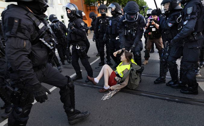 Wegen des AfD-Bundesparteitags am Wochenende in Erfurt sind am Samstagmorgen (04.07.2025) zahlreiche Blockaden und Kundgebungen gestartet. (Foto Gothaer Platz) Das Aktionsbuendnis Widersetzen hatte die Blockade saemtlicher Zufahrtswege zum Veranstaltungsort im Messezentrum angekuendigt. Ab 5.30 Uhr am Samstag sollten die Anfahrtsstrassen zur Messe besetzt werden. Das Aktionsbuendnis rechnet mit rund 10.000 beteiligten Demonstrierenden. Nach Angaben der Stadtverwaltung vom Freitagabend sind mehr als 30 Versammlungen von Gegnern der AfD im gesamten Stadtgebiet angemeldet worden. Getragen werden die Proteste von einem Bündnis aus Parteien, Gewerkschaften, Kirchen und zivilgesellschaftlichen Organisationen. Viele Delegierte erreichten die Me Copyright: epd-bild Paul-PhilippxBraun 19052026-ppb_kennung-235