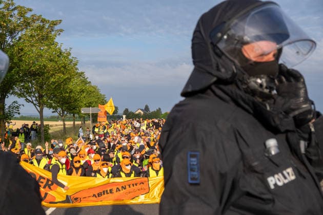 Mass demonstrations accompany AfD party congress in eastern Germany ERFURT, GERMANY - JULY 4: Protesters block the roads leading to the Messe Erfurt exhibition grounds during demonstrations against the federal party congress of the Alternative for Germany (AfD) in Erfurt, Germany, on July 4, 2026. Around 8:30 a.m., demonstrators established approximately nine coordinated blockades, occupying all major access routes to the congress venue in an attempt to prevent AfD delegates from reaching the event. More than police officers were deployed to secure the congress, clear blockades and maintain access to the venue. The AfD is a right-wing populist political party whose positions on immigration and national identity have made it one of Germany s  Copyright: x2026xAnadoluxMouafakxMahmaljix