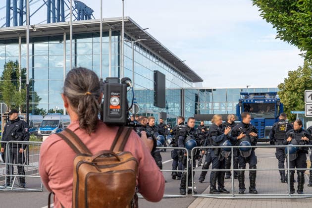 Polizei riegelt das Messegelände ab, wo der AfD-Parteitag stattfindet, Erfurt, 4. Juli 2026 Deutschland, Erfurt, 4. Juli 2026, Polizei riegelt das Messegelände ab, wo der AfD-Parteitag stattfindet, Wasserwerfer, AfD-Bundesparteitag an diesem Wochenende in Erfurt, Politik, Thüringen *** Police cordon off the convention center where the AfD party convention is taking place, Erfurt, July 4, 2026 Germany, Erfurt, July 4, 2026, Police cordon off the convention center where the AfD party convention is taking place, water cannons, AfD national party convention this weekend in Erfurt, politics, Thuringia