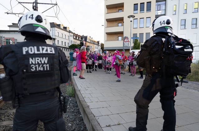 Wegen des AfD-Bundesparteitags am Wochenende in Erfurt sind am Samstagmorgen (04.07.2025) zahlreiche Blockaden und Kundgebungen gestartet. Der Strassenbahnverkehr in Teilen der Innenstadt kam am Morgen zum Erliegen. Demonstranten hatten sich an einem zentralen Platz in der Naehe des geplanten AfD-Parteitags an den Schienen festgeklebt. Das Aktionsbuendnis Widersetzen hatte die Blockade saemtlicher Zufahrtswege zum Veranstaltungsort im Messezentrum angekuendigt. Ab 5.30 Uhr am Samstag sollten die Anfahrtsstrassen zur Messe besetzt werden. Das Aktionsbuendnis rechnet mit rund 10.000 beteiligten Demonstrierenden. Nach Angaben der Stadtverwaltung vom Freitagabend sind mehr als 30 Versammlungen von Gegnern der AfD im gesamten Stadtgebiet angem Copyright: epd-bild Paul-PhilippxBraun 04062026-ppb--17
