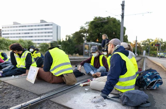 Wegen des AfD-Bundesparteitags am Wochenende in Erfurt sind am Samstagmorgen (04.07.2025) zahlreiche Blockaden und Kundgebungen gestartet. Der Strassenbahnverkehr in Teilen der Innenstadt kam am Morgen zum Erliegen. Demonstranten hatten sich an einem zentralen Platz in der Naehe des geplanten AfD-Parteitags an den Schienen festgeklebt (Foto). Das Aktionsbuendnis Widersetzen hatte die Blockade saemtlicher Zufahrtswege zum Veranstaltungsort im Messezentrum angekuendigt. Ab 5.30 Uhr am Samstag sollten die Anfahrtsstrassen zur Messe besetzt werden. Das Aktionsbuendnis rechnet mit rund 10.000 beteiligten Demonstrierenden. Nach Angaben der Stadtverwaltung vom Freitagabend sind mehr als 30 Versammlungen von Gegnern der AfD im gesamten Stadtgebie Copyright: epd-bild Paul-PhilippxBraun 04062026-ppb--19