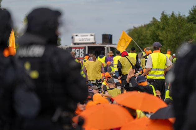 fD Erfurt Laufende Berichterstattung zum AfD-Bundesparteitag in Erfurt Gegenproteste angekündigt Tausende Polizisten im Einsatz Am 4. und 5. Juli 2026 trifft sich die AfD zum 17. Bundesparteitag in Erfurt. Die Veranstaltung findet in der Messehalle 1 der Messe Erfurt statt. Im Fokus steht die turnusgemäße Wahl des Bundesvorstands. Ein breites Bündnis aus Gewerkschaften, Kirchen, Wohlfahrtsverbänden und Parteien (SPD, Grüne, Linke) mobilisiert gegen die Veranstaltung. Es werden zwischen 35.000 und 50.000 Gegendemonstranten in der Stadt erwartet. Das Aktionsbündnis Widersetzen plant gezielte, gewaltfreie Sitzblockaden an den Zufahrtswegen zur Messe, um den Ablauf des Parteitags aktiv zu stören und zu verzögern. Die T