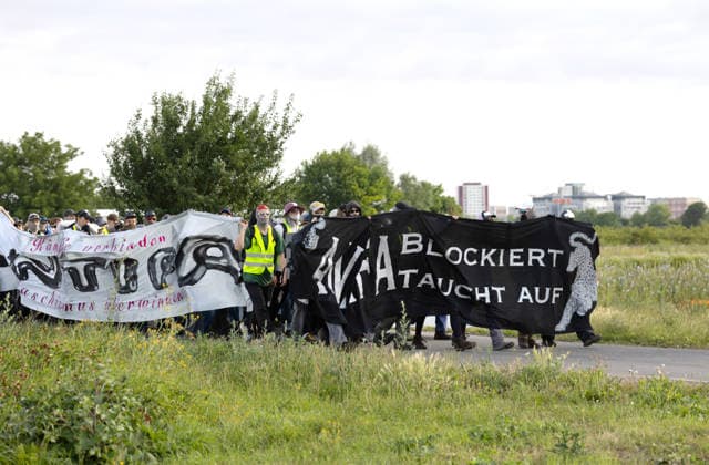 Wegen des AfD-Bundesparteitags am Wochenende in Erfurt sind am Samstagmorgen (04.07.2025) zahlreiche Blockaden und Kundgebungen gestartet. (Foto: Demonstrationszug in Richtung Messe mit mehreren Tausend Teilnehmenden) Das Aktionsbuendnis Widersetzen hatte die Blockade saemtlicher Zufahrtswege zum Veranstaltungsort im Messezentrum angekuendigt. Ab 5.30 Uhr am Samstag sollten die Anfahrtsstrassen zur Messe besetzt werden. Das Aktionsbuendnis rechnet mit rund 10.000 beteiligten Demonstrierenden. Nach Angaben der Stadtverwaltung vom Freitagabend sind mehr als 30 Versammlungen von Gegnern der AfD im gesamten Stadtgebiet angemeldet worden. Getragen werden die Proteste von einem Bündnis aus Parteien, Gewerkschaften, Kirchen und zivilgesellschaf Copyright: epd-bild Paul-PhilippxBraun 04062026-ppb--09