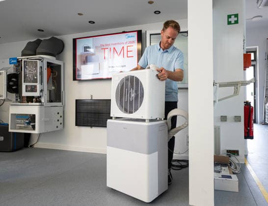 (260704) -- GUANGZHOU, July 4, 2026 -- Tobias Strobel, head of technical innovation for residential air conditioning at Midea s German R&D Center, introduces the installation of Midea s PortaSplit mobile split air conditioner in Stuttgart, Germany, June 30, 2026. ) Xinhua Headlines: Cool innovation: made-in-China appliances chill Europe s heatwave ZhangxHaofu 