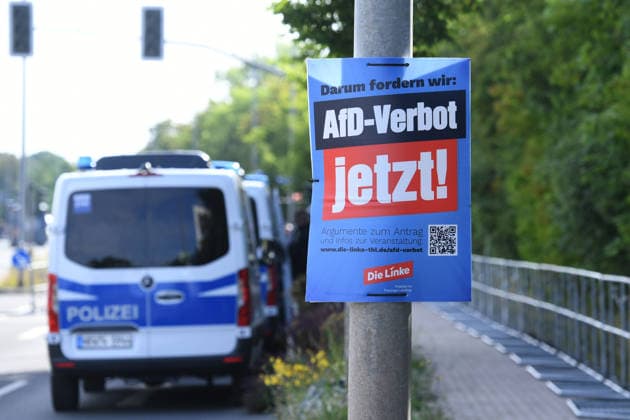 17. Bundesparteitag der Alternative für Deutschland am 04.07.2026 in der Messe Erfurt in Erfurt Ein Wahlplakat der Partei Die Linke mit der Aufschrift: AfD-Verbot jetzt! *** 17th Federal Party Convention of Alternative for Germany on July 4, 2026, at the Erfurt Exhibition Center in Erfurt. An election poster from the Left Party reading Ban the AfD Now. xRx