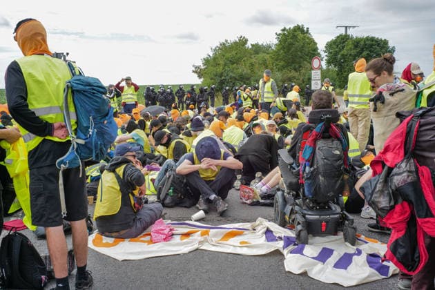 fD Erfurt Laufende Berichterstattung zum AfD-Bundesparteitag in Erfurt Gegenproteste angekündigt Tausende Polizisten im Einsatz Am 4. und 5. Juli 2026 trifft sich die AfD zum 17. Bundesparteitag in Erfurt. Die Veranstaltung findet in der Messehalle 1 der Messe Erfurt statt. Im Fokus steht die turnusgemäße Wahl des Bundesvorstands. Ein breites Bündnis aus Gewerkschaften, Kirchen, Wohlfahrtsverbänden und Parteien (SPD, Grüne, Linke) mobilisiert gegen die Veranstaltung. Es werden zwischen 35.000 und 50.000 Gegendemonstranten in der Stadt erwartet. Das Aktionsbündnis Widersetzen plant gezielte, gewaltfreie Sitzblockaden an den Zufahrtswegen zur Messe, um den Ablauf des Parteitags aktiv zu stören und zu verzögern. Die T