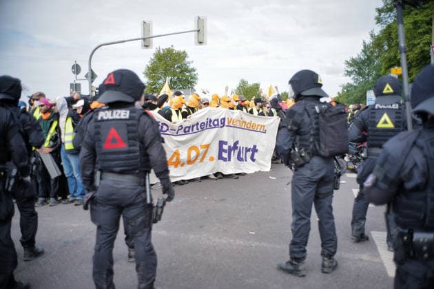 fD Erfurt Laufende Berichterstattung zum AfD-Bundesparteitag in Erfurt Gegenproteste angekündigt Tausende Polizisten im Einsatz Am 4. und 5. Juli 2026 trifft sich die AfD zum 17. Bundesparteitag in Erfurt. Die Veranstaltung findet in der Messehalle 1 der Messe Erfurt statt. Im Fokus steht die turnusgemäße Wahl des Bundesvorstands. Ein breites Bündnis aus Gewerkschaften, Kirchen, Wohlfahrtsverbänden und Parteien (SPD, Grüne, Linke) mobilisiert gegen die Veranstaltung. Es werden zwischen 35.000 und 50.000 Gegendemonstranten in der Stadt erwartet. Das Aktionsbündnis Widersetzen plant gezielte, gewaltfreie Sitzblockaden an den Zufahrtswegen zur Messe, um den Ablauf des Parteitags aktiv zu stören und zu verzögern. Die T