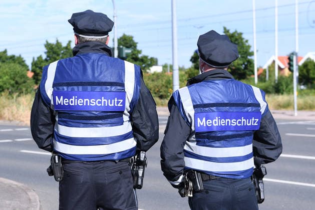 17. Bundesparteitag der Alternative für Deutschland am 04.07.2026 in der Messe Erfurt in Erfurt Zwei Polizeibeamte tragen Westen mit der Aufschrift: Medienschutz *** 17th Federal Party Convention of Alternative for Germany on July 4, 2026, at the Erfurt Exhibition Center in Erfurt. Two police officers are wearing vests labeled Media Protection. xRx