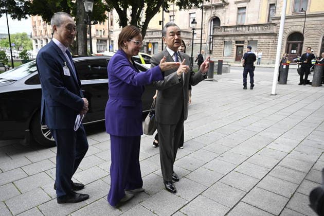 STOCKHOLM, SVERIGE 20260704 Cheng Ma fran den kinesiska delegitaionen och utrikesminister Maria Malmer Stenergard (M) Kinas utrikesminister Wang Yi utanför Rosenbad. STOCKHOLM SVERIGE x10070x *** STOCKHOLM, SWEDEN, July 4, 2026: Cheng Ma of the Chinese delegation and Foreign Minister Maria Malmer Stenergard M, along with Chinese Foreign Minister Wang Yi, outside Rosenbad, STOCKHOLM, SWEDEN x10070x  Copyright: xJessicaxGow TTx KINAS UTRIKESMINISTER WANG YI I STOCKHOLM OL9jox9mROM