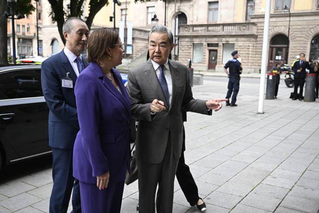 STOCKHOLM, SVERIGE 20260704 Cheng Ma fran den kinesiska delegitaionen och utrikesminister Maria Malmer Stenergard (M) Kinas utrikesminister Wang Yi utanför Rosenbad. STOCKHOLM SVERIGE x10070x *** STOCKHOLM, SWEDEN, July 4, 2026: Cheng Ma of the Chinese delegation and Foreign Minister Maria Malmer Stenergard M, along with Chinese Foreign Minister Wang Yi, outside Rosenbad, STOCKHOLM, SWEDEN x10070x  Copyright: xJessicaxGow TTx KINAS UTRIKESMINISTER WANG YI I STOCKHOLM SjXcfzB8EcY