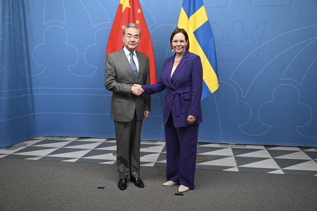 STOCKHOLM, SVERIGE 20260704 Kinas utrikesminister Wang Yi blir mottagen av utrikesminister Maria Malmer Stenergard (M) STOCKHOLM SVERIGE x10070x *** STOCKHOLM, SWEDEN July 4, 2026 China s Foreign Minister Wang Yi is welcomed by Foreign Minister Maria Malmer Stenergard M STOCKHOLM SWEDEN x10070x  Copyright: xJessicaxGow TTx KINAS UTRIKESMINISTER WANG YI I STOCKHOLM DcJ2pfTTd-s