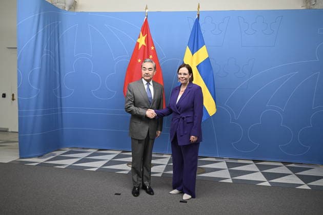 STOCKHOLM, SVERIGE 20260704 Kinas utrikesminister Wang Yi blir mottagen av utrikesminister Maria Malmer Stenergard (M) STOCKHOLM SVERIGE x10070x *** STOCKHOLM, SWEDEN July 4, 2026 China s Foreign Minister Wang Yi is received by Foreign Minister Maria Malmer Stenergard M STOCKHOLM SWEDEN x10070x  Copyright: xJessicaxGow TTx KINAS UTRIKESMINISTER WANG YI I STOCKHOLM JDZ0JWkmCwQ