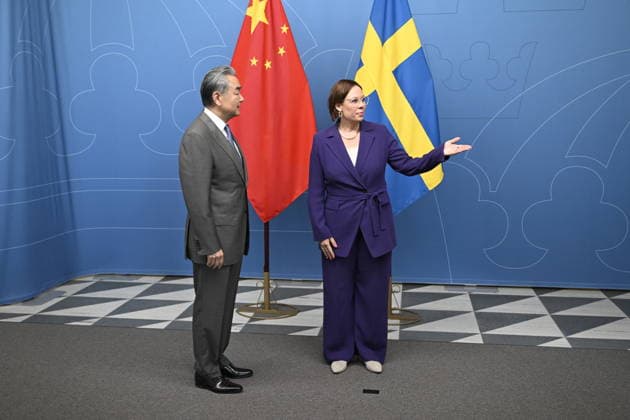 STOCKHOLM, SVERIGE 20260704 Kinas utrikesminister Wang Yi blir mottagen av utrikesminister Maria Malmer Stenergard (M) STOCKHOLM SVERIGE x10070x *** STOCKHOLM, SWEDEN July 4, 2026 China s Foreign Minister Wang Yi is received by Foreign Minister Maria Malmer Stenergard M STOCKHOLM SWEDEN x10070x  Copyright: xJessicaxGow TTx KINAS UTRIKESMINISTER WANG YI I STOCKHOLM jMc8OsBnoyc