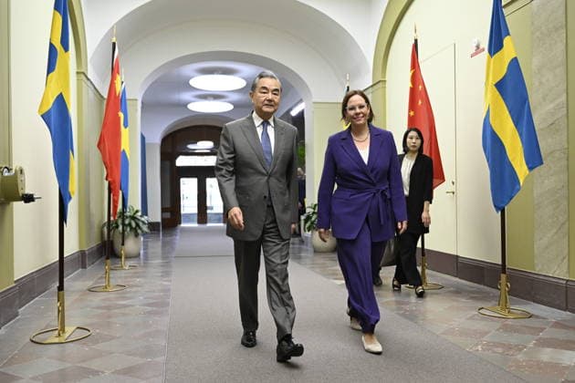 STOCKHOLM, SVERIGE 20260704 Kinas utrikesminister Wang Yi blir mottagen av utrikesminister Maria Malmer Stenergard (M) STOCKHOLM SVERIGE x10070x *** STOCKHOLM, SWEDEN July 4, 2026 China s Foreign Minister Wang Yi is welcomed by Foreign Minister Maria Malmer Stenergard M STOCKHOLM SWEDEN x10070x  Copyright: xJessicaxGow TTx KINAS UTRIKESMINISTER WANG YI I STOCKHOLM QPAhVpYtJxc