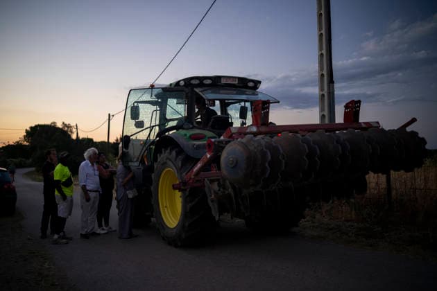 The spread of the fire in La Bisbal d Empordà, Girona, has forced the evacuation of 12 towns. Several people watch the fire in La Bisbal d Empordà, in Cruïlles and Sant Sadurní de l’Heura, Girona, Catalonia, Spain. Civil Protection has issued a precautionary alert due to the fire’s progression, as well as the presence of smoke, and to prevent movement in the area near the operations site. JULY 3, 2026 Lorena Sopê Cruïlles Sant Sadurní de l’Heura Cruïlles Sant Sadurní de l’Heura Spain  Copyright: xLorenaxSopÃªnax 7643102