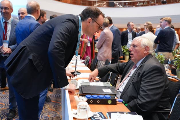 Landesparteitag der CDU NRW in Duesseldorf Jens Spahn stellvertretender Vorsitzender der CDU CSU-Bundestagsfraktion gemeinsam mit Karl-Josef Laumann (Minister fuer Arbeit, Gesundheit und Soziales des Landes Nordrhein-Westfalen)beim Landesparteitag der CDU Nordrhein-Westfalen im Maritim Hotel, Duesseldorf, 04.07.2026 Duesseldorf NRW Deutschland *** CDU North Rhine-Westphalia State Party Convention in Düsseldorf: Jens Spahn, Deputy Chair of the CDU CSU parliamentary group in the Bundestag, together with Karl Josef Laumann, Minister of Labor, Health, and Social Affairs of the State of North Rhine-Westphalia, at the CDU North Rhine-Westphalia State Party Convention at the Maritim Hotel in Düsseldorf, July 4, 2026, Düsseldorf, North Rhine-West
